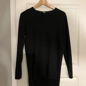 Svart långärmad tröja från Lindex Kids - Säljer en stilren svart långärmad tröja från Lindex Kids. Perfekt för en enkel och klassisk look. Tröjan är i storlek 158/164 och passar ungdomar. Ett måste i garderoben för alla tillfällen. Den är lite längre än vad en vanlig tröja är.