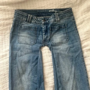 vintage only jeans - Skitsnygga vintage jeans från only som tyvärr är för små för mig:( De är nersydda så därav stämmer inte storleken som står.           Midjemått rakt över: 37cm                                                Innerbenslängd:84cm                                  Lårbredd:19cm                                                       Gren:19cm