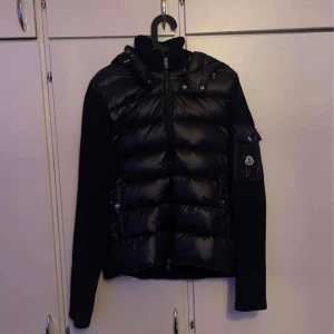 Moncler cardigan - Snygg svart moncler cardigan i size M. Tillbehör medföljer. 