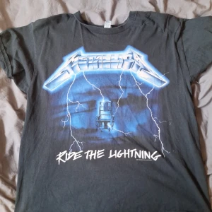 Metallica ride the lightning t-shirt - Köpt för drygt 2 år sen på punkt shop och har inte haft på mig på drygt 1 år.