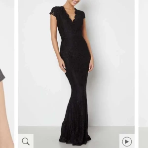 Svart balklänning med öppen rygg - Elegant svart långklänning med öppen rygg och korta ärmar. Perfekt för speciella tillfällen som bal!!!💕💕 Jag är 179 och den är perfekt i längden för mig!! Endast använd en gång.