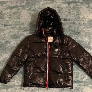 Moncler Vinterjacka - Köptes helt ny för ca 3 månader sen. Bokstavligen använd 2-3 gånger då det inte riktigt var min stil. Priset reflekterar äktskapen (fråga gärna för mer klarogörelse). Storlek L/XL