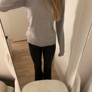 Stickad tröja - Ljusgrå stickad tröja från Vila, långa ärmar och ribbade muddar vid ärmslut och nederkant