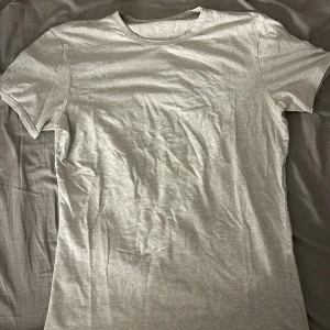 intimissimi t shirt  - Säljer en så gott som ny Intimissimi t-shirt i storlek M, säljes pga fel storlek.