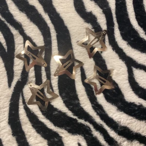 Stjärnhårspännen - Säljer 5 silvriga stjärnhårspännen