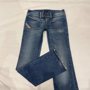 Lågmidjade bootcut jeans från Diesel🤩 - Midja 37 cm rakt över, gren 19 cm o innerben 82 cm💕Jae 169 o xs-s o får inte upp dem helt över rumpan men visar på bilden så gott det går😅obs lite vita fläckar på benen men alla syns någon på bilderna. Märkta W26 men absolut små i storleken, mer 24-liten 25
