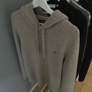 Beige stickad hoodie från Morris - Säljer en stilren beige stickad hoodie från Morris. Nypris ca 2200, endast använd vid ett par tillfällen