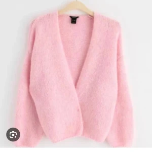 Rosa fluffig kofta - Säljer en supermjuk och fluffig rosa kofta. Perfekt för att hålla sig varm och stilren under kyliga dagar. Koftan har långa ärmar och en lös passform som ger en avslappnad look. Ett måste för garderoben! 💖