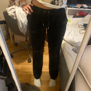Svarta mjukisbyxor från Juicy Couture - Säljer mina svarta velour juicy byxor då dom ej kommer till användning längre. Dom har inga defekter!💕Orginalpris 1200kr!