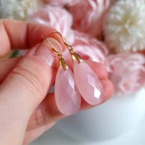 Rosenkvarts örhängen 18k guld över sterling silver. - Perfekt som present eller gåva till dig själv!  - Facetterade Droppar 25mm höga - 18k guld över 925 Sterling Silver (Allergivänlig). - Rosenkvartsen är kärlekens sten, den bringar ro & harmoni. - ca 4cm långa. - Lätt vikt.  En magisk känsla att bära, så unik & helt perfekt till festen!  Lycka till! Jenny Jahn - Healing & Kristallmycken 