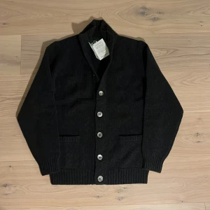 Alan Paine cardigan - Säljer nu denna helt nya cardiganen från Alan Paine. | Säljer då den inte passar, inget fel på den | Nypris: 2200. | Skriv vid funderingar.