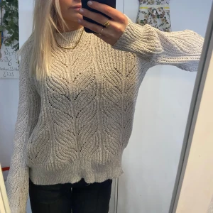 Beige stickad tröja - Mysig beige stickad tröja, den har långa ärmar och ribbstickade muddar vid ärmslut och nederkant.🙈