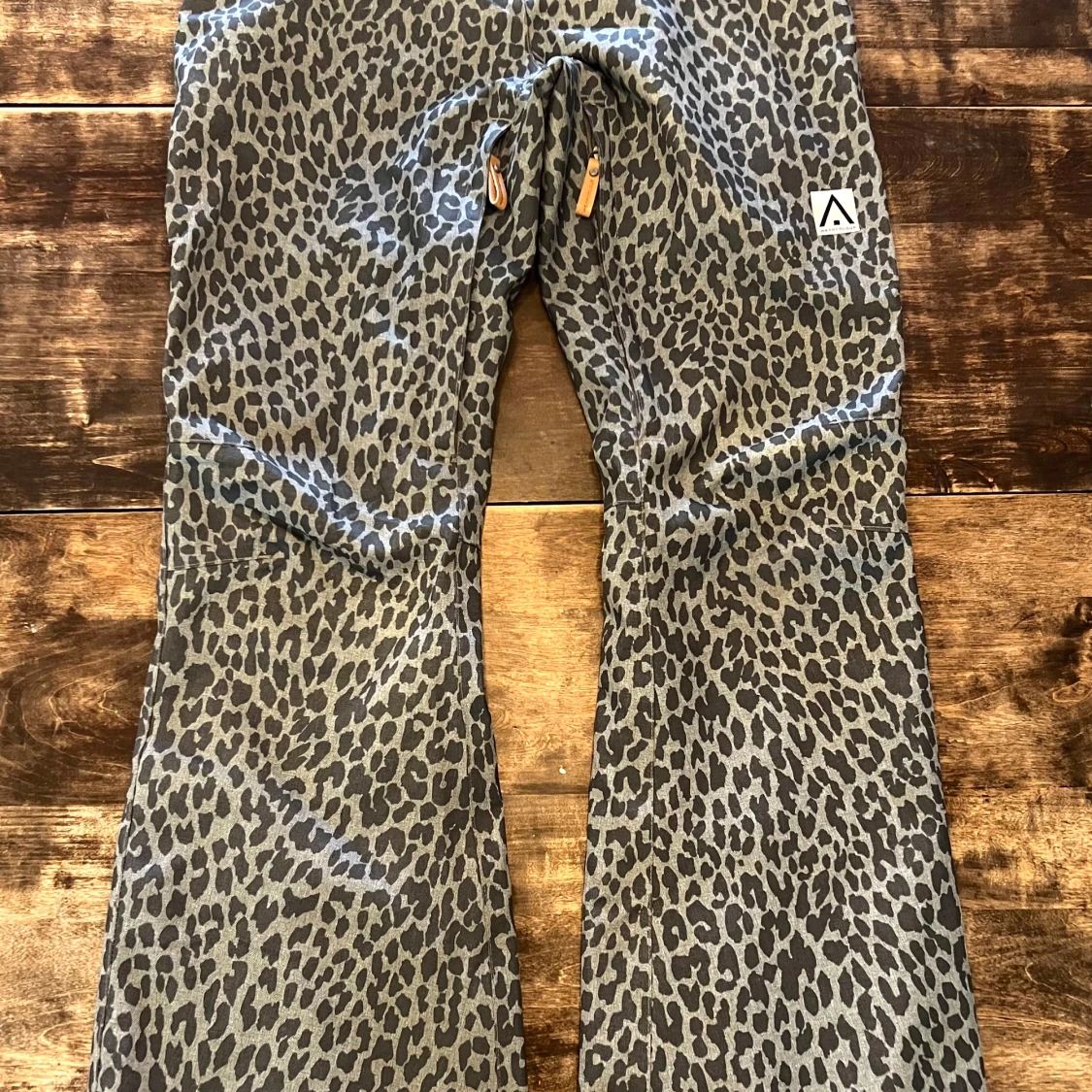 Grå leopardmönstrade skidbyxor från Wearcolour