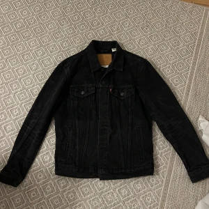Svart jeansjacka från Levi's - Klassisk svart jeansjacka från Levi's i storlek M. Skriv om du undrar något. Mvh Simon 
