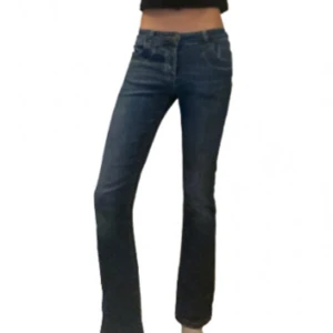 Mörkblå jeans från isay - Snygga mörkblå jeans med bootcut-stil och medellåg midja. Är köpta för ca 1 år sedan men har inte kommit till användning, därav inga defekter❣️vet inte riktigt storlek, men jag är 167 och bär oftast storlek 34, och dem börjar bli lite korta för mig!💕tveka inte på att höra av dej vid fler bilder då dessa har väldigt dålig kvalitet!!!