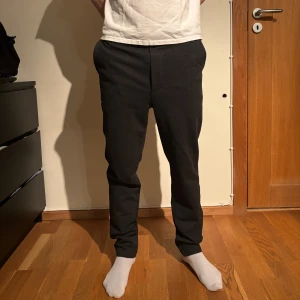 Mörkgrå kostymbyxor från Ciszere - Säljer ett par mörkgrå kostymbyxor från märket Ciszere. Modellen är 183 cm och bär storlek L. Hör av dig vid fråga. 