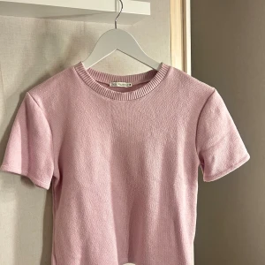  kortärmad topp från Zara - Söt stickad tshirt, Lila/rosa
