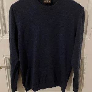 Mörkblå merinoull tröja från Oscar Jacobson - Säljer den här riktigt snygga tröjan i skönt merinoull från Oscar Jacobsen. Den marinblå färgen passar perfekt i alla situationer, oavsett fest eller skoldag. Är storlek L men sitter som en S/M. Nypris: 1500kr Vårt pris: 449kr Hör gärna av dig vid minsta fundering