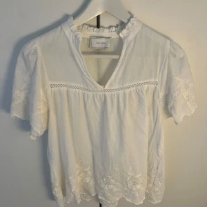 Topp från Neo Noir - Jättesöt topp från Neo Noir!! Endast använd en gång då den inte kommit till användning! Nypris 599kr 💓💓💓