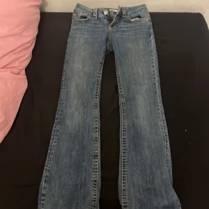 Blå bootcut jeans från Perfect Jeans - Hej! säljer ett par snygga blå bootcut jeans från Gina Tricot. Säljer då dom är för små, använda 4-6 ggr bra skick💞