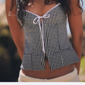 Zara topp - Super fin topp från Zara, slutslåld på hemsidan. Kontakta för fler bilder🩷använd en gång