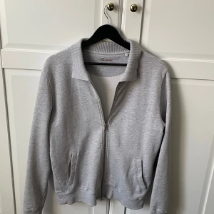 Stenströms Zip Tröja - Hej säljer denna ovanliga fullzip tröja från stenströms. Är i väldigt bra skick sparsamt använd. Storlek M. Hör av er vid frågor eller prisförslag!!