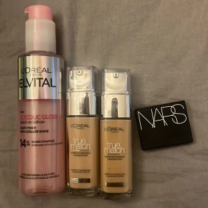 Sminkset med foundation och rouge - Set med två L'Oréal True Match foundations i glasflaskor och en NARS rouge i kompaktform. Perfekt för en jämn och naturlig look. Inkluderar även L'Oréal Elvital Glycolic Gloss leave-in serum för glansigt hår.