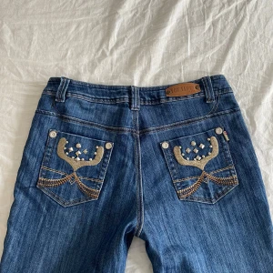 Lågmidjade jeans m. nitar - Lågmidjade utsvängda jeans med cool brodyr o nitar ❤️