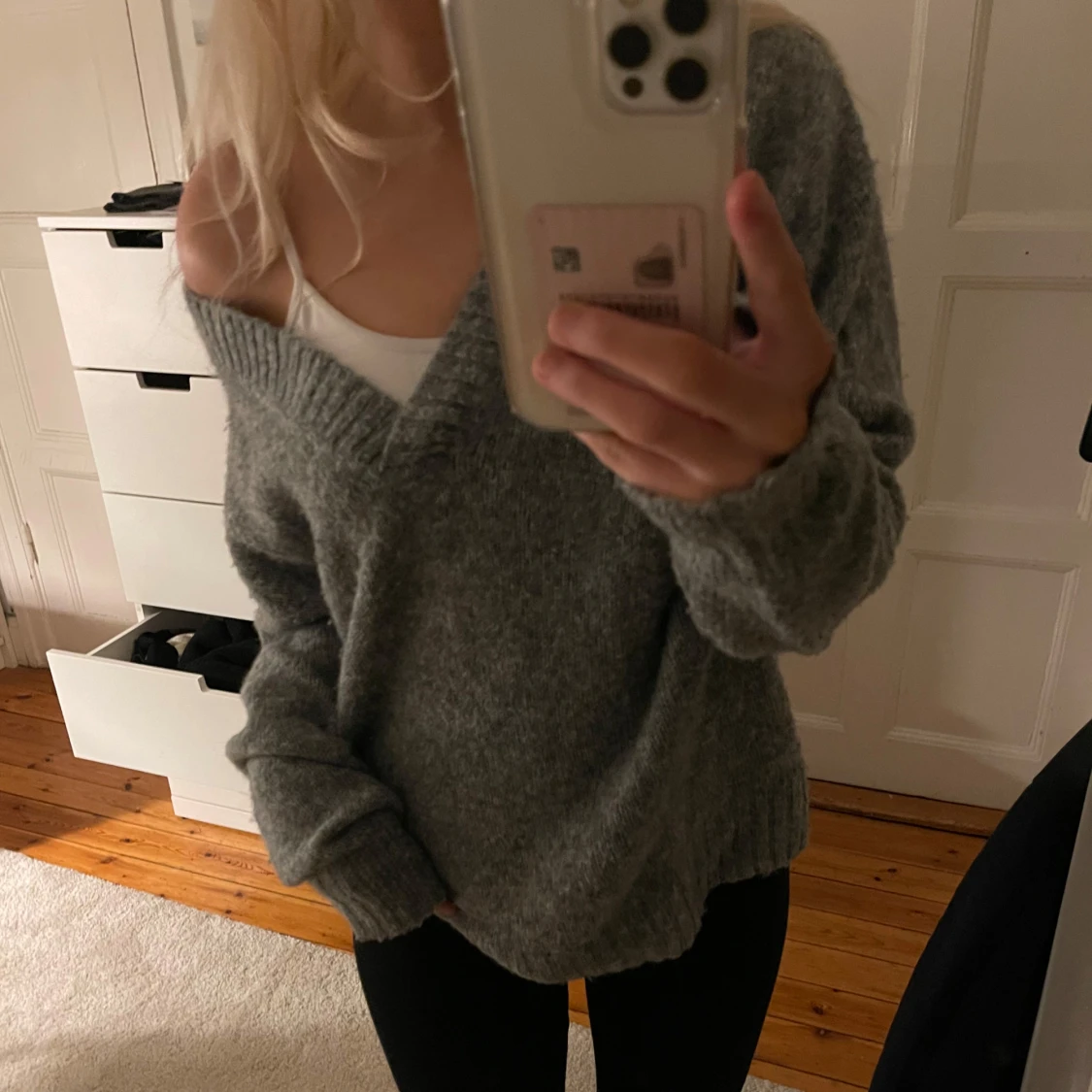 Grå stickad tröja - 2