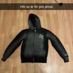 Svart hoodie från Decrese  - Säljer en svart hoodie från Decrese med dragkedja och huva. Den har broderad text på bröstet och ärmen. Perfekt för en casual look men ändå stilig det är storlek s och org priset är 599+frakt mitt pris är 499