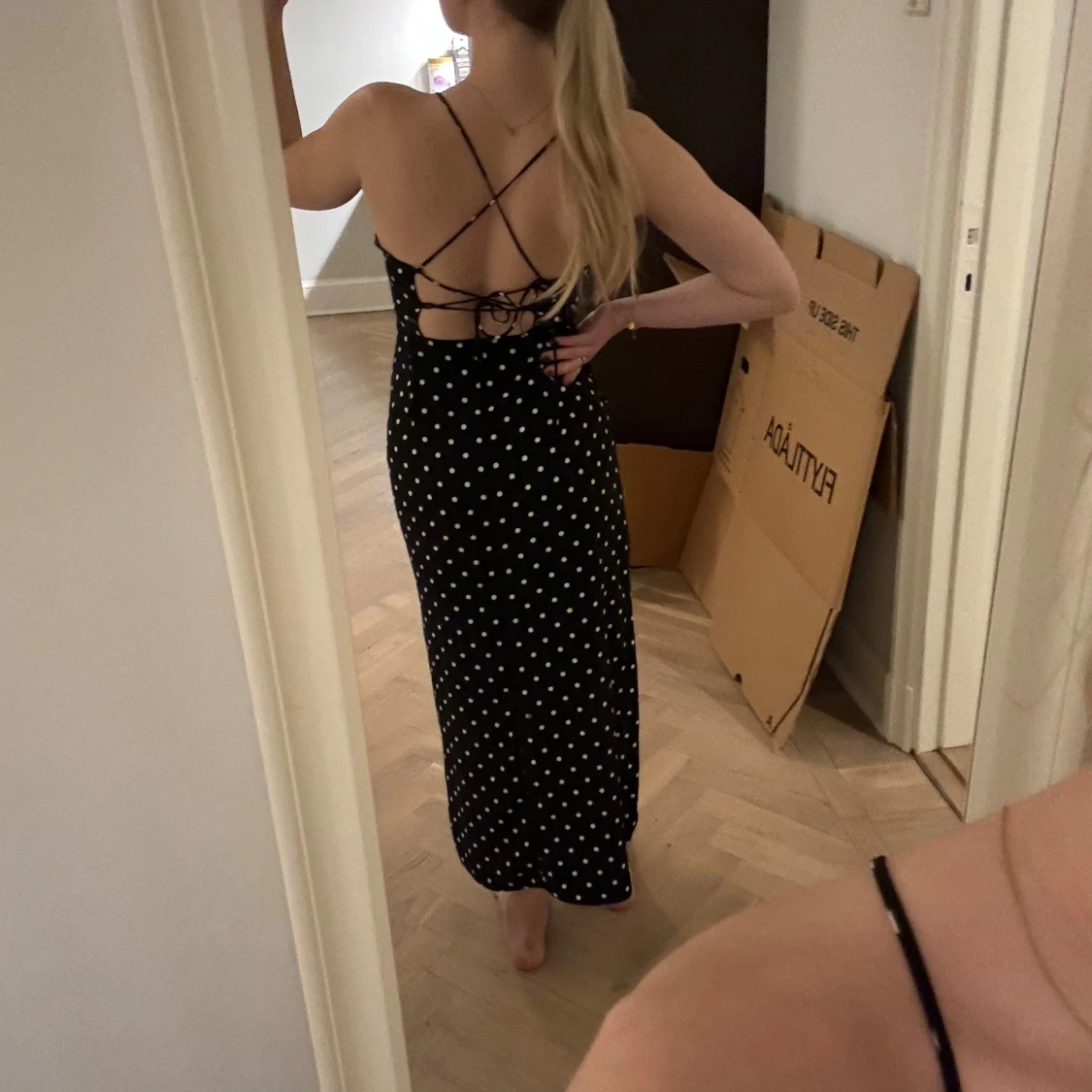 Svart prickig klänning med slits - 1