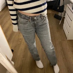 Grå jeansbyxor - Låg midjade grå jeans från Weekday ”Arrow low” i storlek 26/30. Har rak passform och passar perfekt för någon som är 155-160cm lång och någon som har XS/S. Använda många gånger men inga synliga tecken på användning