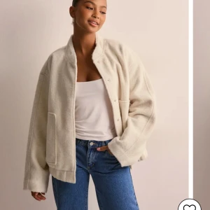 Beige teddyjacka/bomberjacka - Mysig beige teddyjacka/bomberjacka med en oversized passform. Är från märket Pieces men köpt från Nelly. Aldrig använd med prislapen kvar, säljer då den ej kommer till användning. Skriv för egna bilder💕✨