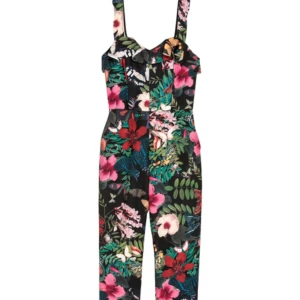 Blommig jumpsuit med volangdetaljer - Snygg och färgglad jumpsuit med blommigt mönster i rosa, rött och grönt på en svart bakgrund. Den har breda axelband och volangdetaljer vid bysten. Perfekt för en somrig look!