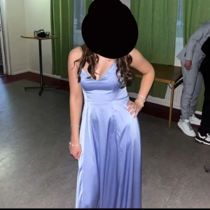 Balklänning  - Jättefin balklänning från nelly. Endast använd 1 gång. Har precis kemtvättat den så den har inga fläckar. Köptes för 1200kr midjemått: ca 76 cm Måt runt bröstet ca 86 cm