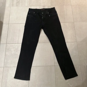  nudie jeans grim tim - Svarta nudie jeans i modellen Grim Tim. Sitter mindre än vad det står (34/34), skulle säga typ 32/32