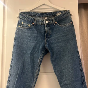 Blå jeans Arrow Weekday  - Snygga lågmidjade blå jeans från Weekday (Arrow modell).