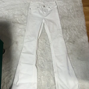 Vita flare jeans från MANGO - Snygga vita flare jeans från MNG. De  är tillverkade i ett bekvämt material. Perfekta för en stilren look.