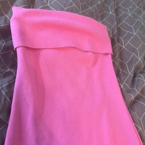 Rosa långkjol - Snygg rosa långklänning i en härlig färg. Perfekt för att lysa upp garderoben. Klänningen har en enkel design utan mönster eller detaljer, vilket gör den lätt att matcha med olika toppar. Från Zara ny pris 389kr pris går att diskutera 