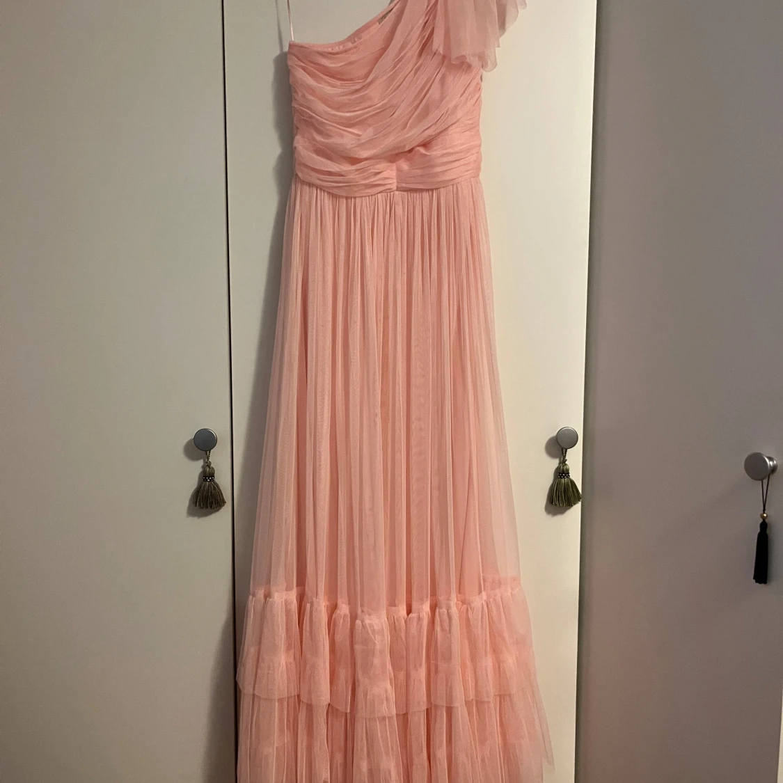 Ljusrosa långklänning med volang