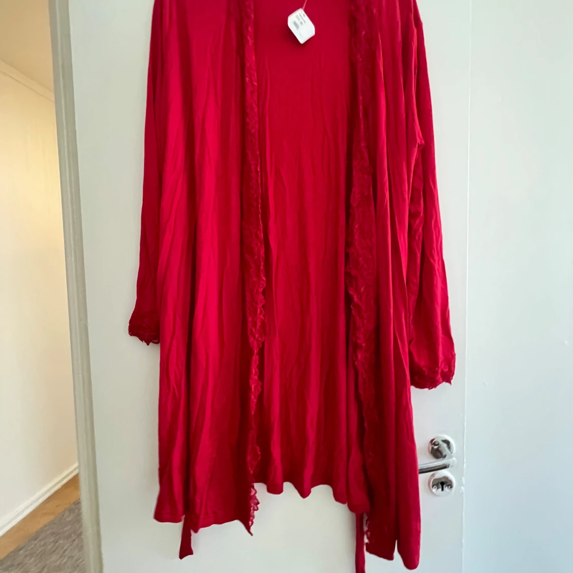 Röd långärmad klänning med knytband - 1