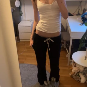 Svarta linnebyxor från Roxy - Säljer ett par svarta linnebyxor från Roxy med snörning i midjan. Byxorna har en avslappnad passform och super fina till sommaren. Köpa för 600,storlek s. Säljer pga att de blivit för korta💞💞kontakta för fler bilder eller frågor 💞💞