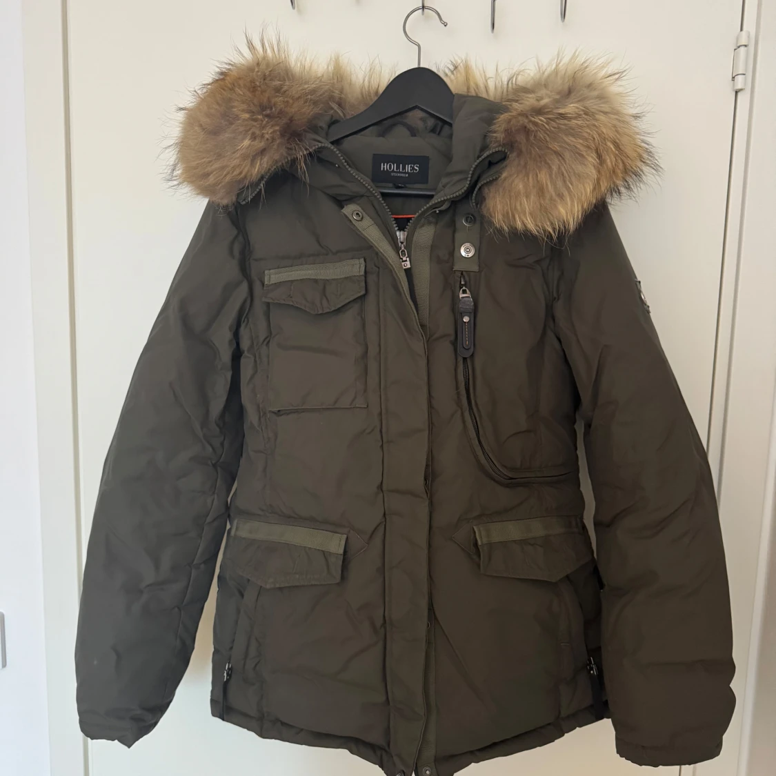 Olivgrön parkajacka med pälsdetaljer från Hollies