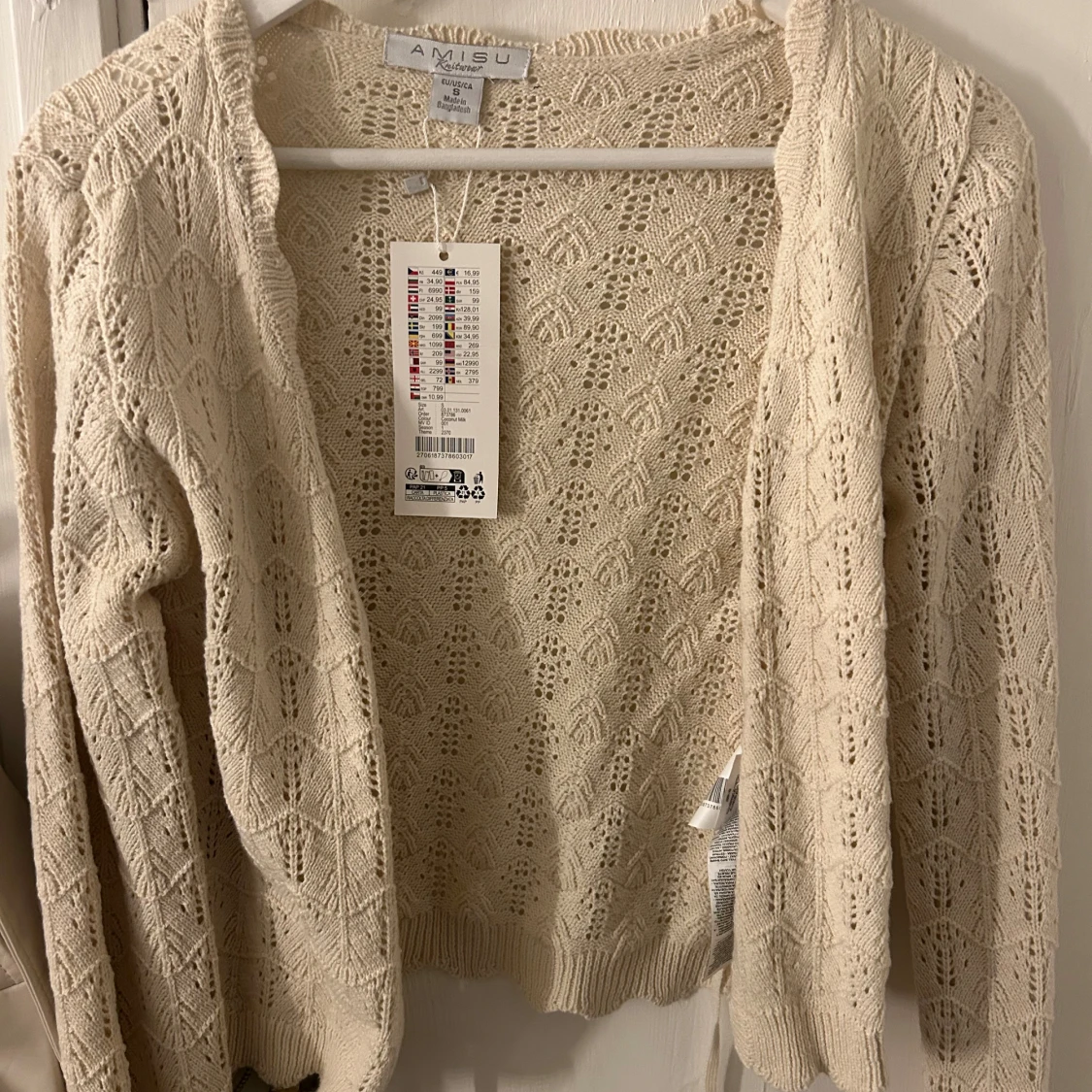 Beige stickad kofta från Amisu