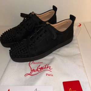 Christian Loubotin skor - Riktigt fräscha Louboutin skor i storlek 43. Hör av er vid frågor! 