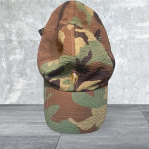 Camouflage keps från Ralph Lauren - Snygg keps i camouflage från Ralph Lauren. Kepsen har en broderad logga framtill och justerbar rem baktill för perfekt passform. Perfekt för en avslappnad stil. (Helt oanvänd) !