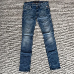 REPLAY ANBASS JEANS  - Replay anbass jeans - Slim fit passform - Storlek W31/L34 - Nypris runt 1800kr -  Deluxecloset