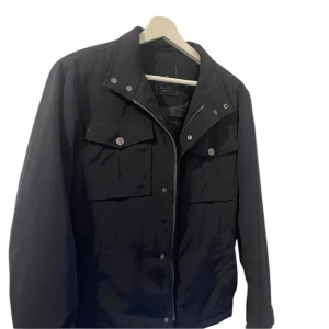 Field jacka  - Tja säljer nu denna snygga field jacka från riley! Säljer då den inte kommer till så mycket användning som jag trodde!  Jackan är köpt i butik i nk förra året för cirka 2300 men säljer den nu för 899