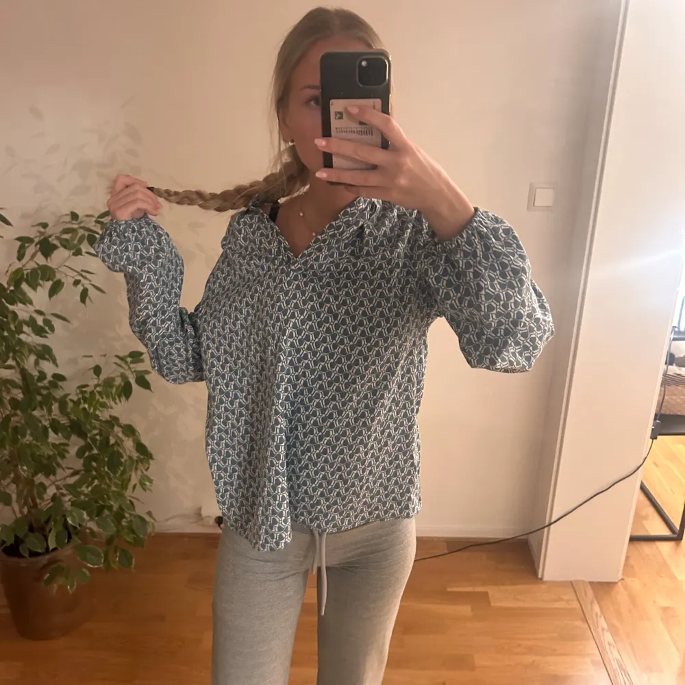 Säljer en blå blus med mönster. Endast använd en gång så precis som ny. Finns ingen lapp så vet inte exakt storlek men skulle säga det är en M. Passar även på mig som har xs. Neuletakit & Villapaidat.