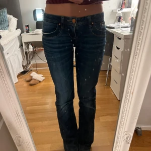 Mörkblå jeans med bootcut - Snygga mörkblå jeans med bootcut-stil och låg midja från ltb! Jätte bra skick ! ❣️pris kan diskuteras!!